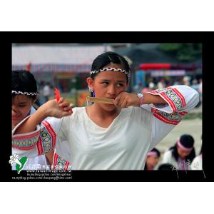 吹奏口簧琴少女
