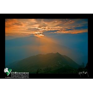 五峰巴棍霞光