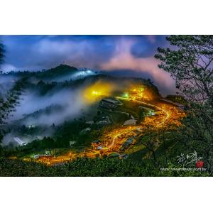 隙頂雲霧夜色